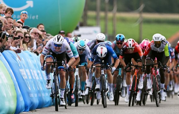 Pual Penhoët à l'arrivée de l'étape 4 du Renewi Tour