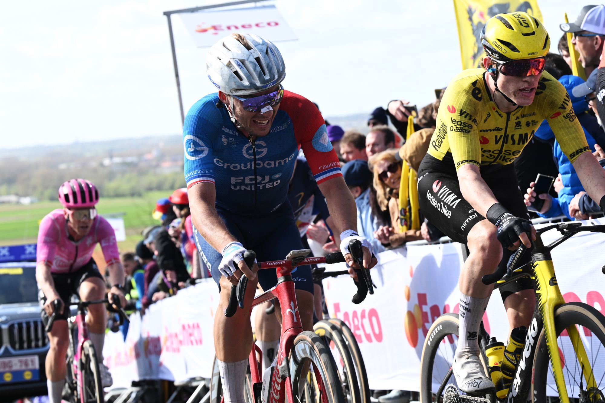 Peloton sur les pavés flamands